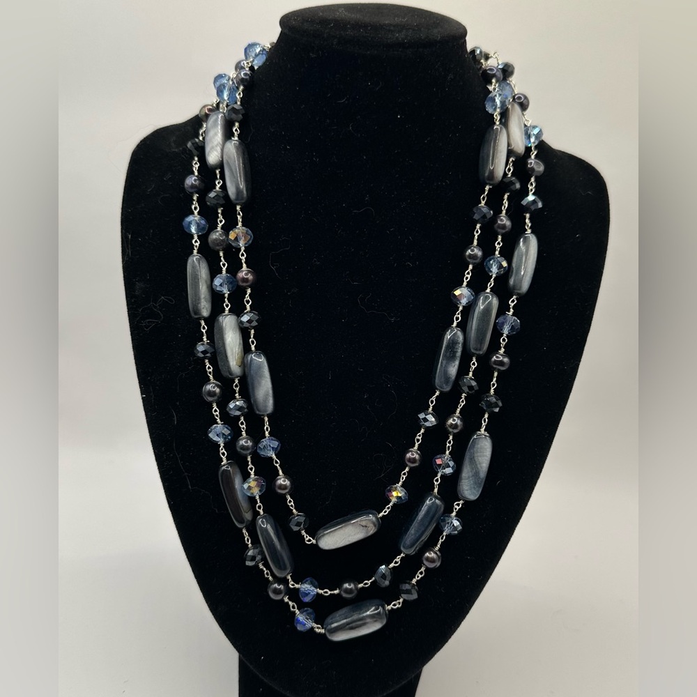 Casual necklace with three strands combine blue stones and cut crystals.